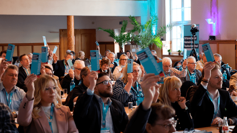 Mitglieder der CDU Saalekreis stimmen auf dem Kreisparteitag in Spergau am 28. Februar 2026 mit Karten ab.