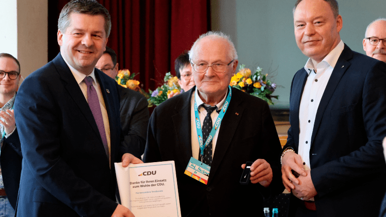 Sven Schulze und Michael Hayn ehren Prof. Dr. Wolfgang Merbach für seine langjährigen Verdienste um die CDU.