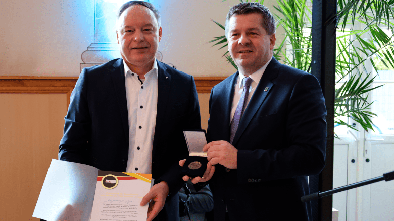 Sven Schulze überreicht Michael Hayn die Ehrenmedaille der CDU Sachsen-Anhalt für seine Arbeit als Kreisvorsitzender.