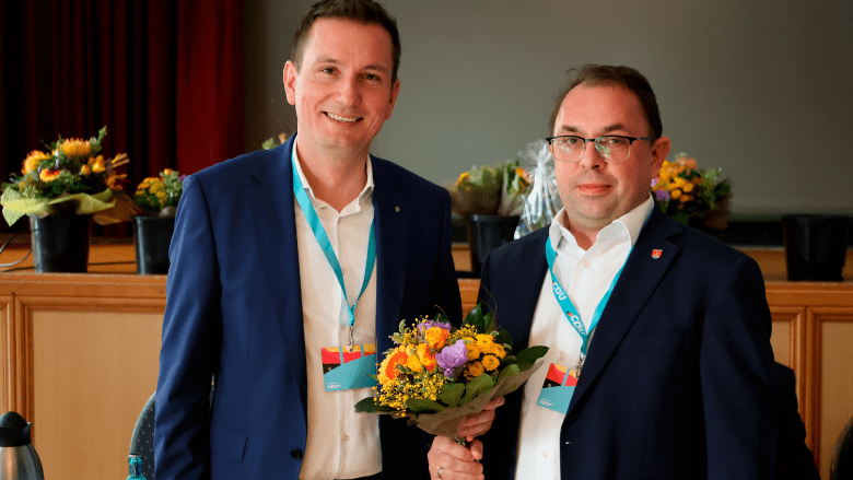 Sven Czekalla gratuliert Martin Schreier zu seiner Wahl zum Kreisschatzmeister der CDU Saalekreis.
