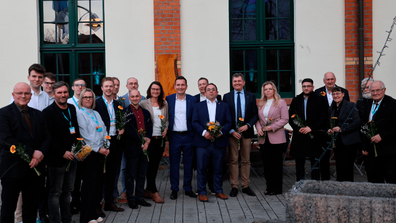 Sven Czekalla stellt nach dem 19. Kreisparteitag den neuen Kreisvorstand auf dem Hof des Gasthofes „Linde“ in Spergau vor.