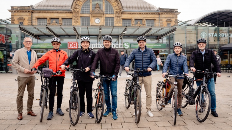 Gruppe von Menschen mit Fahrrad