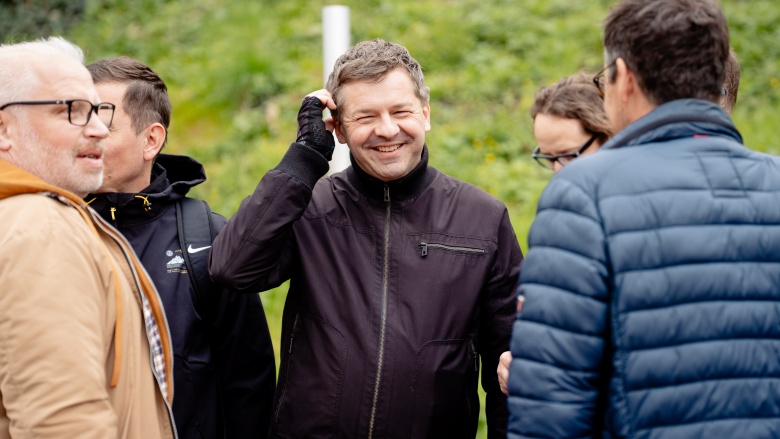 Ministerpräsident Sven Schulze lacht