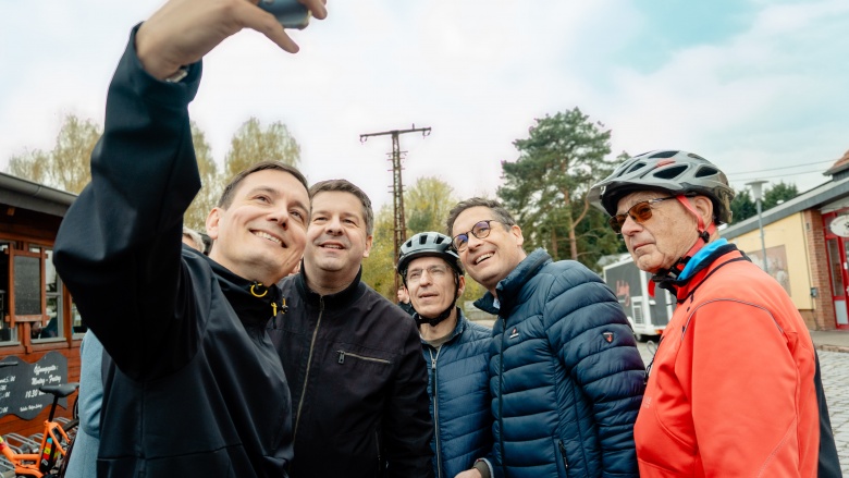 5 Männer machen ein Selfie