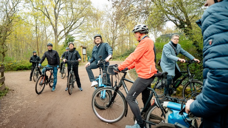 Pausenstop, Menschen mit Fahrrädern im Wald