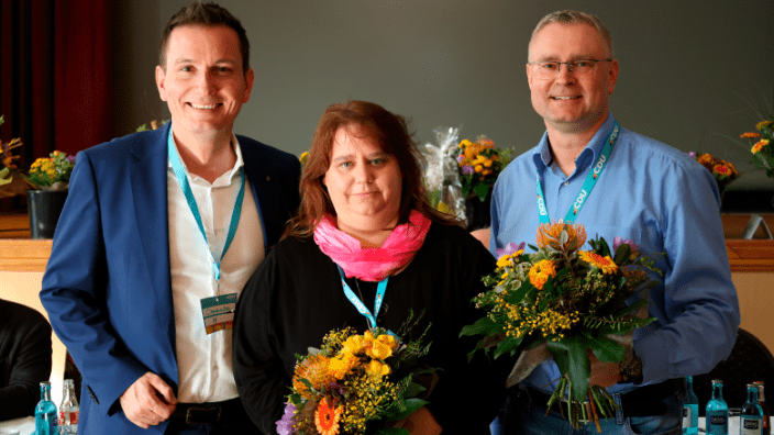 Sven Czekalla, neuer Kreisvorsitzender der CDU Saalekreis, mit seinen Stellvertretern Antje Mutschler-Mittmann und Christian Runkel, alle mit Blumensträußen.