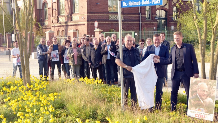 Frank Endert (Fraktionsvorsitzender „Freie Wähler Endert“), Stadtratsvorsitzender Markus Kurze (CDU) und Bürgermeister Jörg Rehbaum (SPD) (v. l.) haben vor dem Landratsamt in Burg den "Dr.-Helmut-Kohl-Platz" eingeweiht.